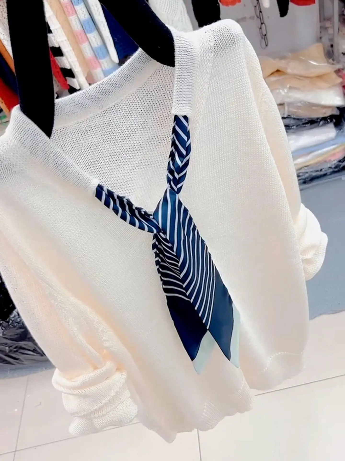 Luźny, swobodny, biały sweter z dzianiny z dekoltem w serek, długi rękaw, modny, uniwersalny, wiosenno-jesienny, odzież damska, odmładzający, styl koreański.