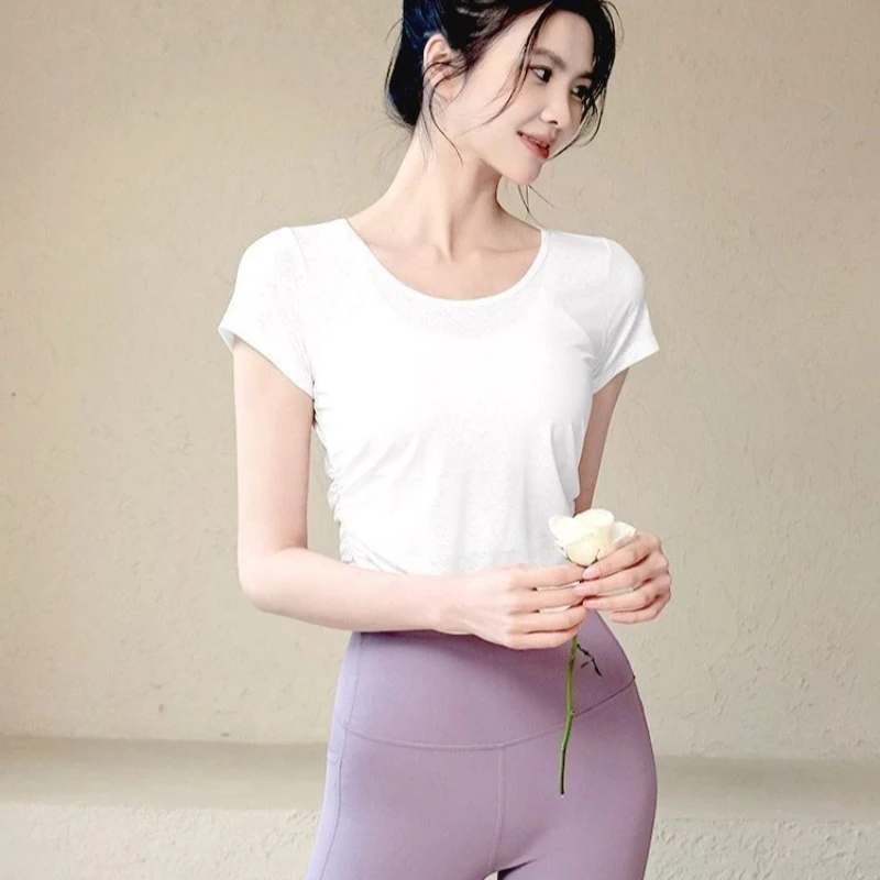 Nuovo outfit estivo da yoga t-shirt a maniche corte da donna alla moda ad asciugatura rapida top sportivo tuta fitness leggera e traspirante