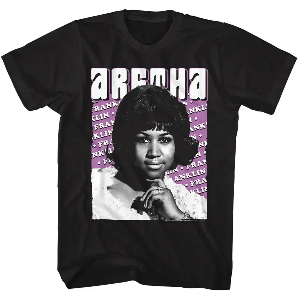 Camiseta negra con nombre repetido de Aretha Franklin