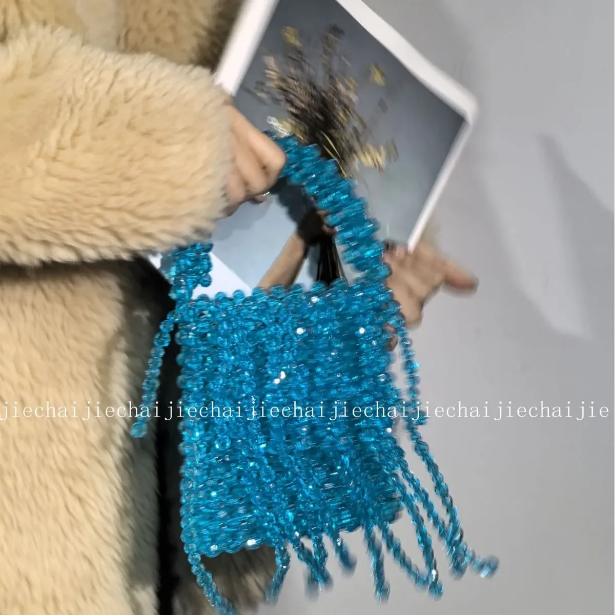 

Настраиваемые цветные женские сумки ручной работы с акриловыми бусинами, новая модная женская сумка с кисточками, нишевая дизайнерская вечерние сумка для банкета