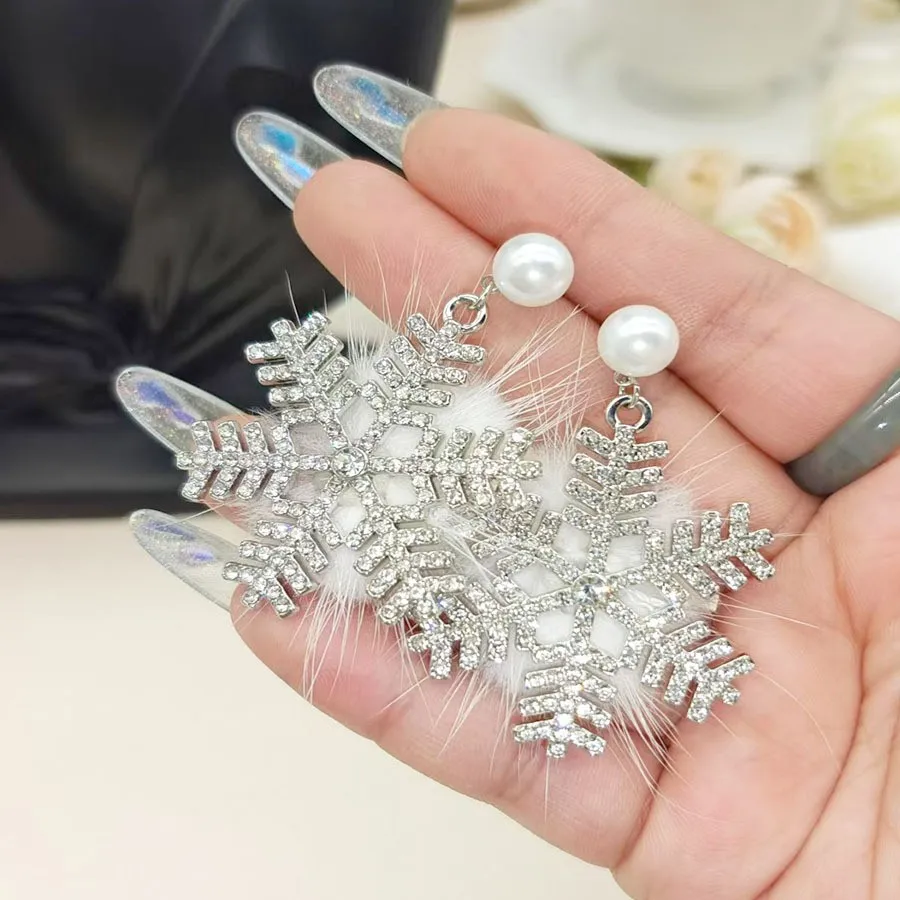The new flashy fluffy snowflake earrings Dangle Earrings Elegant Winter Pearl Snowflake Ear Cuff  Christmas Plush Earrings Women