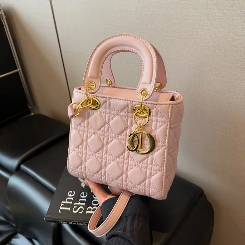 

Уважаемый подарок для нее. Выделенная сумочка. Витрина вашего пригородного и лояльности для ее всегда.