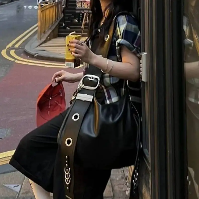 กระเป๋าสะพายไหล่สไตล์วินเทจพังก์ ประดับหมุด เข้าได้กับทุกชุด ความจุเยอะ สไตล์กรันจ์ เรียบง่าย สะพายใต้วงแขน  กระเป๋าโท้ทสไตล์ Y2K สำหรับผู้หญิง แฟชั่นสตรีทแวร์