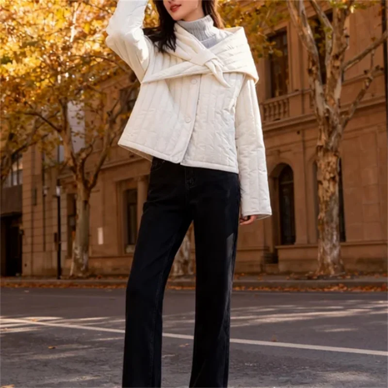 

Тенденции осенней моды 2025 года: женская хлопковая куртка со съемным шарфом и воротником-стойкой в наличии в нескольких цветах