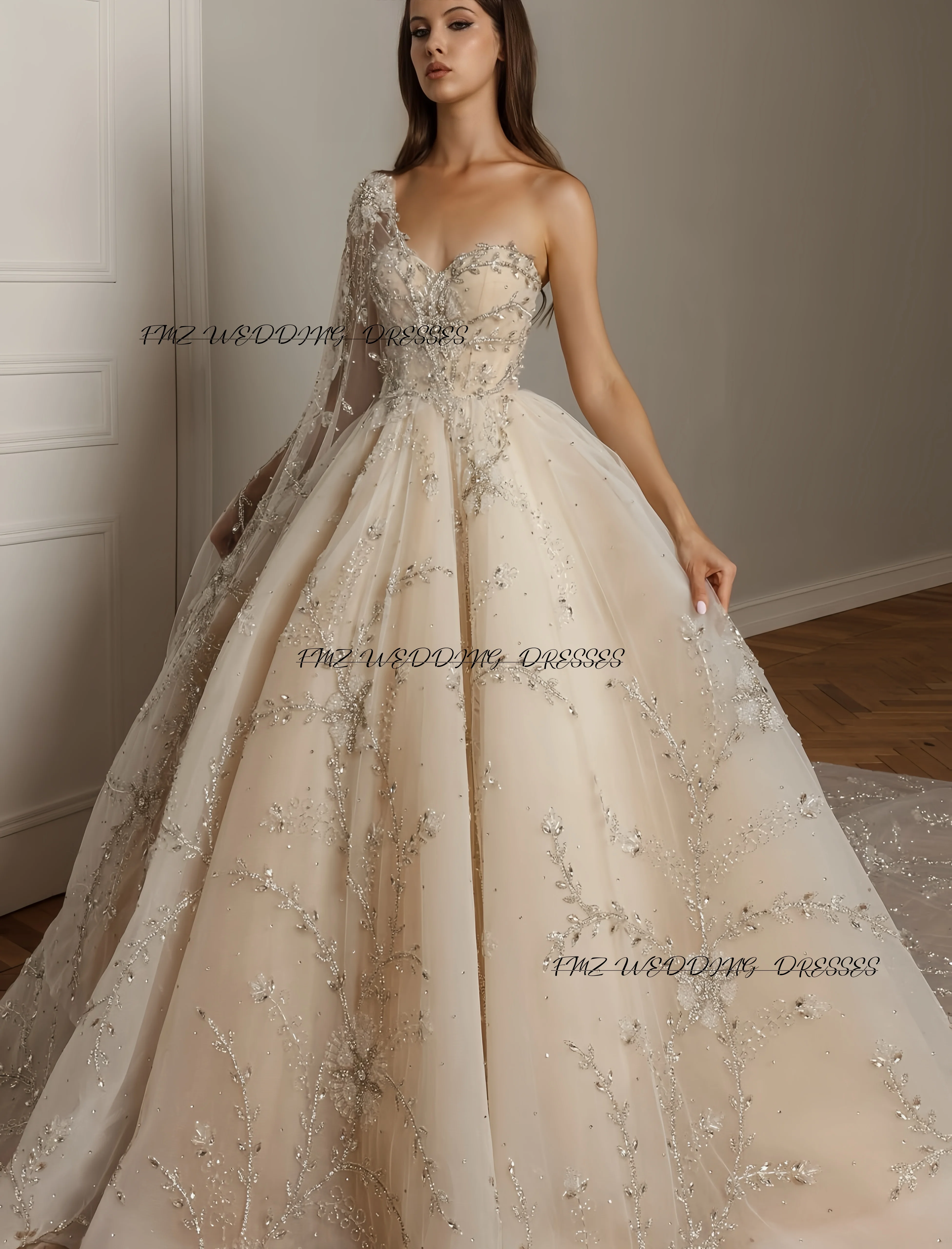 فستان زفاف فاخر مخصص بكتف واحد لامع مطرز بالخرز فيستدوس دي نوفيا أماندا نوفيا أماندا نوفيا رسمي