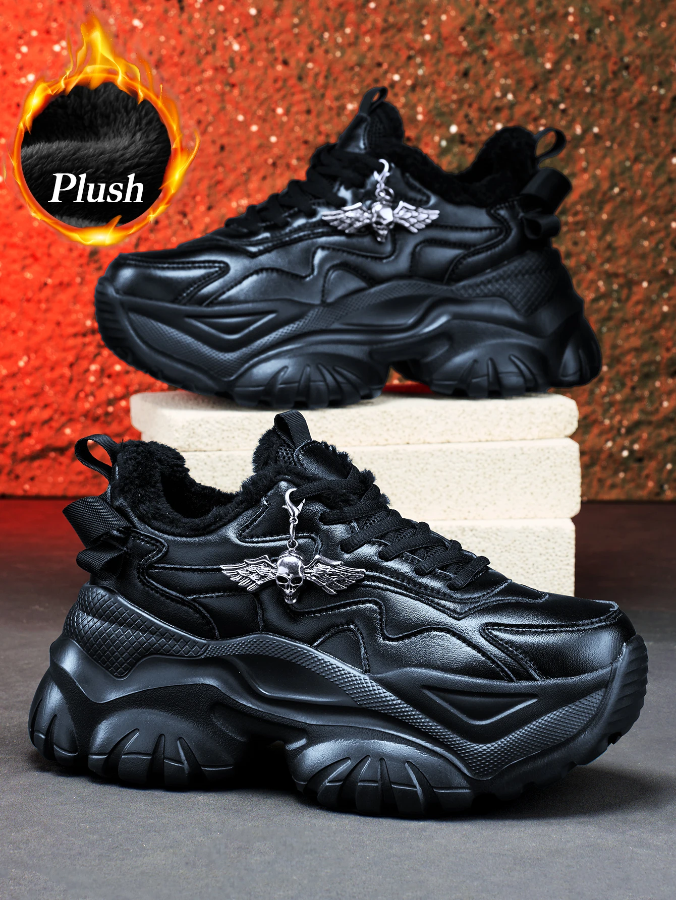 Zapatillas de invierno para mujer, de estilo casual y moderno, ideales para actividades al aire libre, con suela gruesa y ligera de EVA, que aumentan la altura en 7 cm, con un dije desmontable de calavera plateada de estilo punk, cómodas y cálidas, en color negro, perfectas para el uso diario.