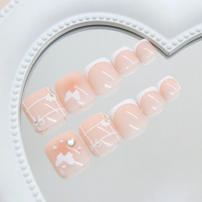 24 Stück Zehennägel zum Aufdrücken – verträumtes weißes Design mit Schmetterlingen, Blumen, Herzen, Strasssteinen und Perlen