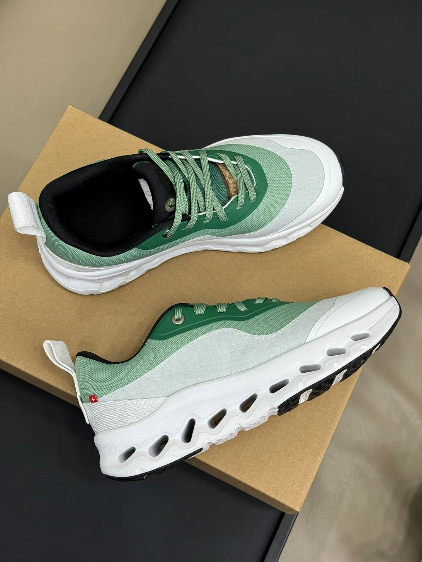 Fashion‑Sport Fusion Unisex Low‑Top Skate Board Shoes Splice‑Color Casual Sneakers Durable Wear‑Proof Rubber Outsole Comfort Cushion Insole Lace‑Up Footwear For Street Skate Practice Urban Daily Leisure
