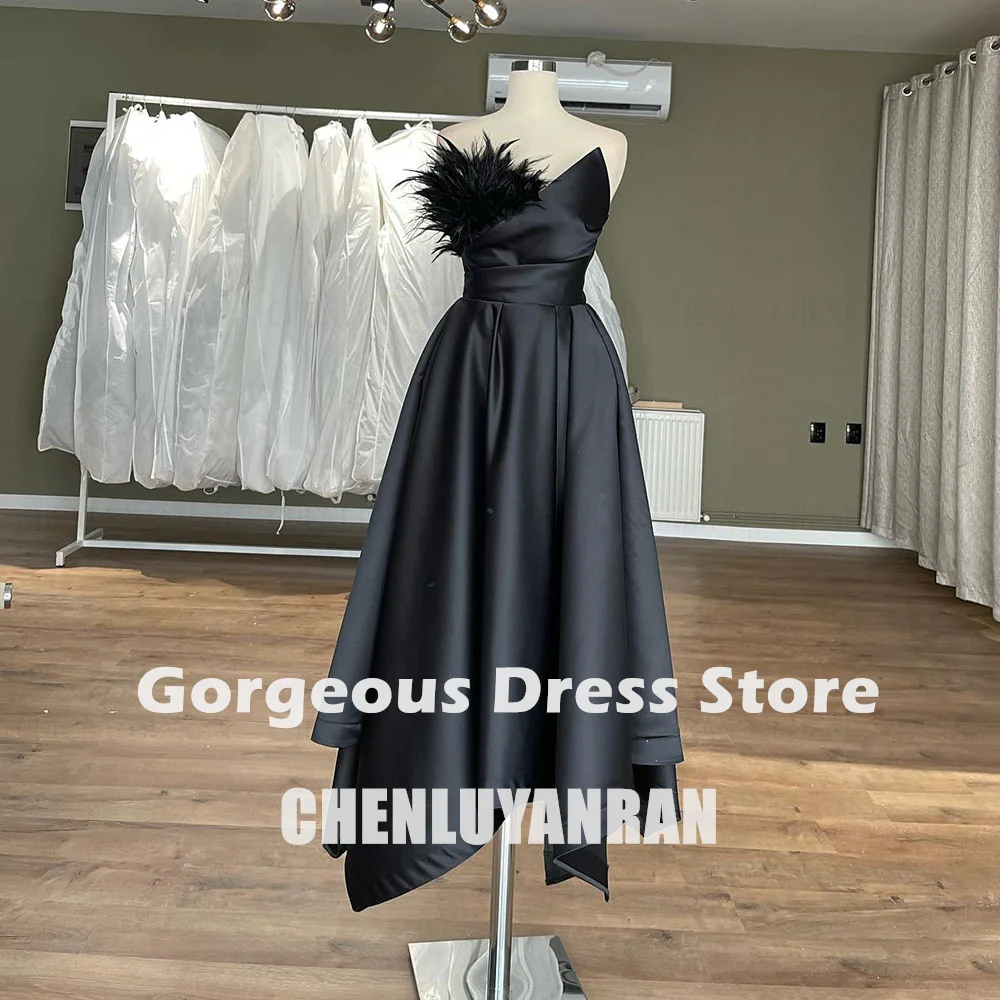 Czarne Sukienki na Bal 2025 Damskie Sukienki Wieczorowe z Piórami Dekolt w Serek Zamek Błyskawiczny Satyna Bez Rękawów Linia A Długość Do Herbaty Seksowne Sukienki Formalne na Przyjęcia