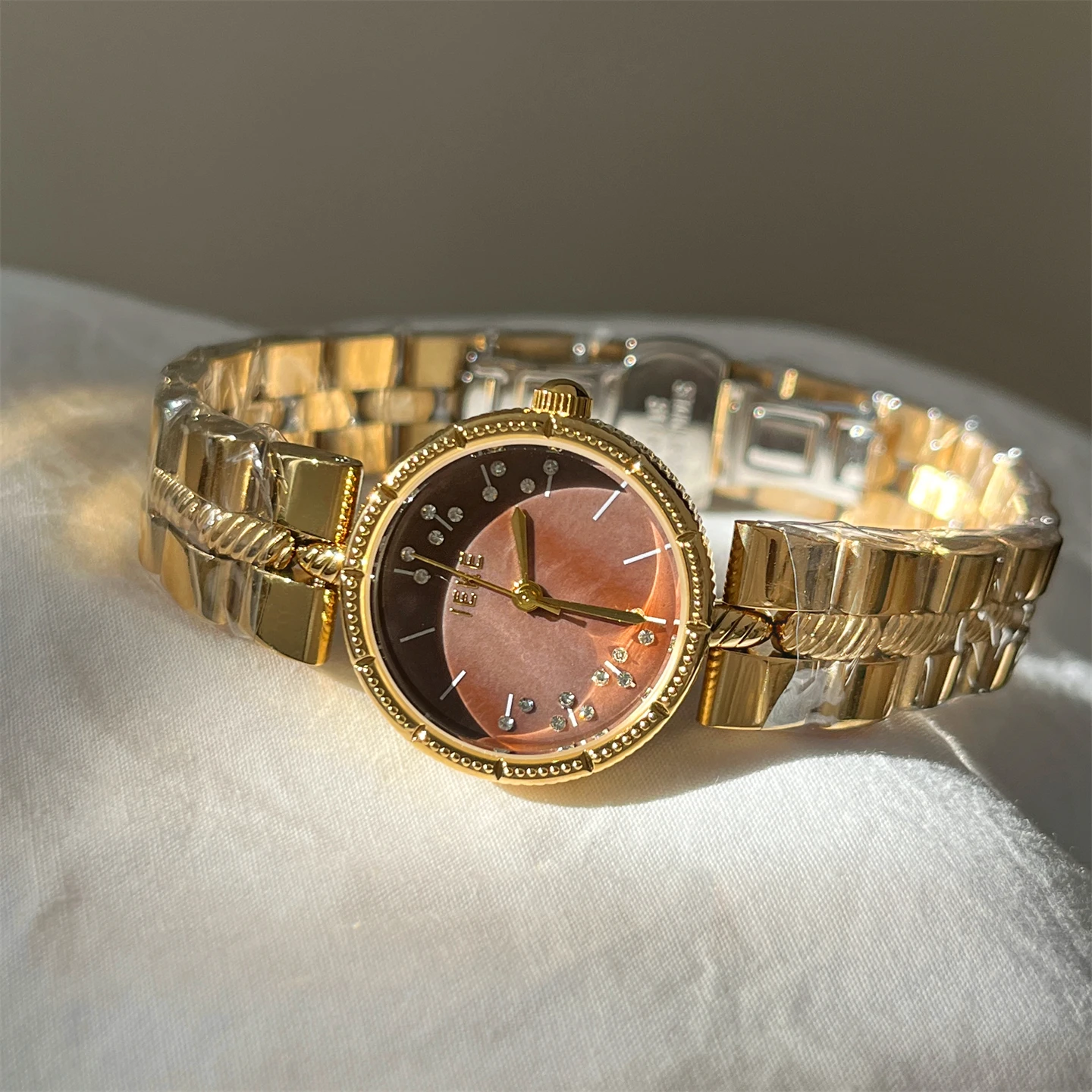 

New Stylish Quartz Watch Minimalist DesignElegant And Vintage-Inspired Fashionable Steel Strap And Chain Quartz Watch For Women.