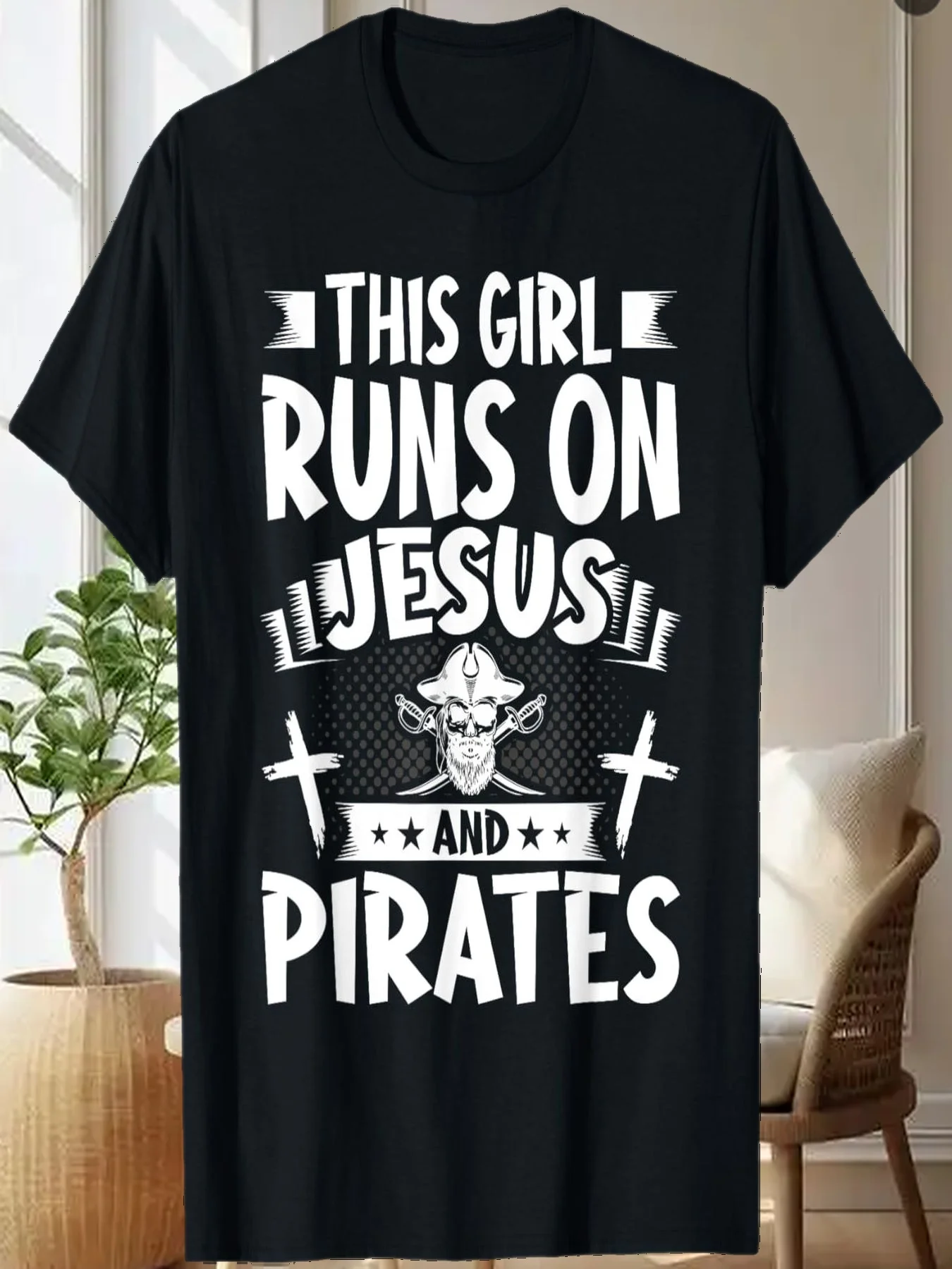 

Футболка «Эта девушка бежит на Иисуса и пиратах»