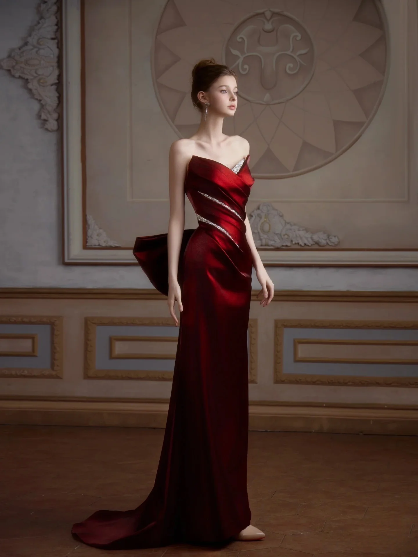 Romantic elegant wine red fishtail skirt with sparkling silver sequins on the chest outlining a slimming lady party banquet gown