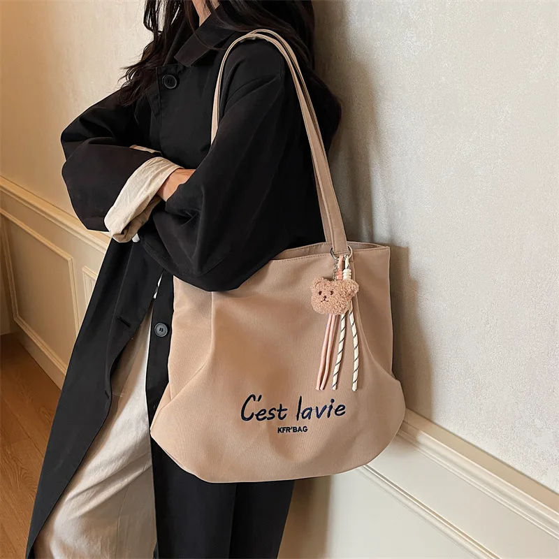 

Ленивая большая вместительная сумка на одно плечо с вышитыми буквами на подмышках Холщовая сумка с ручкой в студенческом стиле