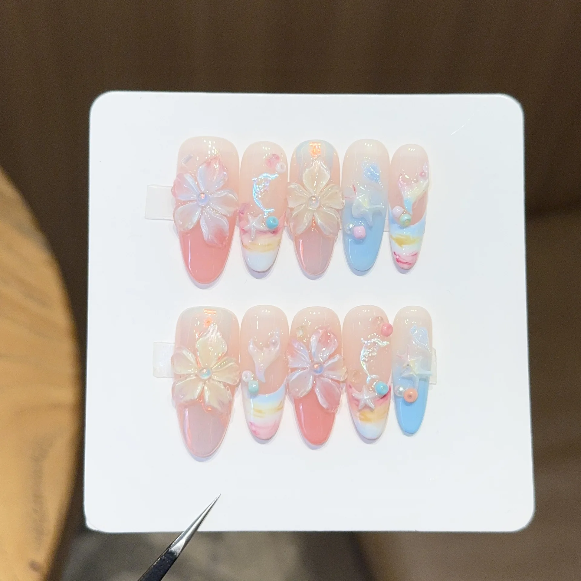 

24Pcs Dreamy Ocean False Nails 3D Flowers Manicure Nail Medium Almond Press on Nails Gradient French Fake Nails Sweet Cool Nail