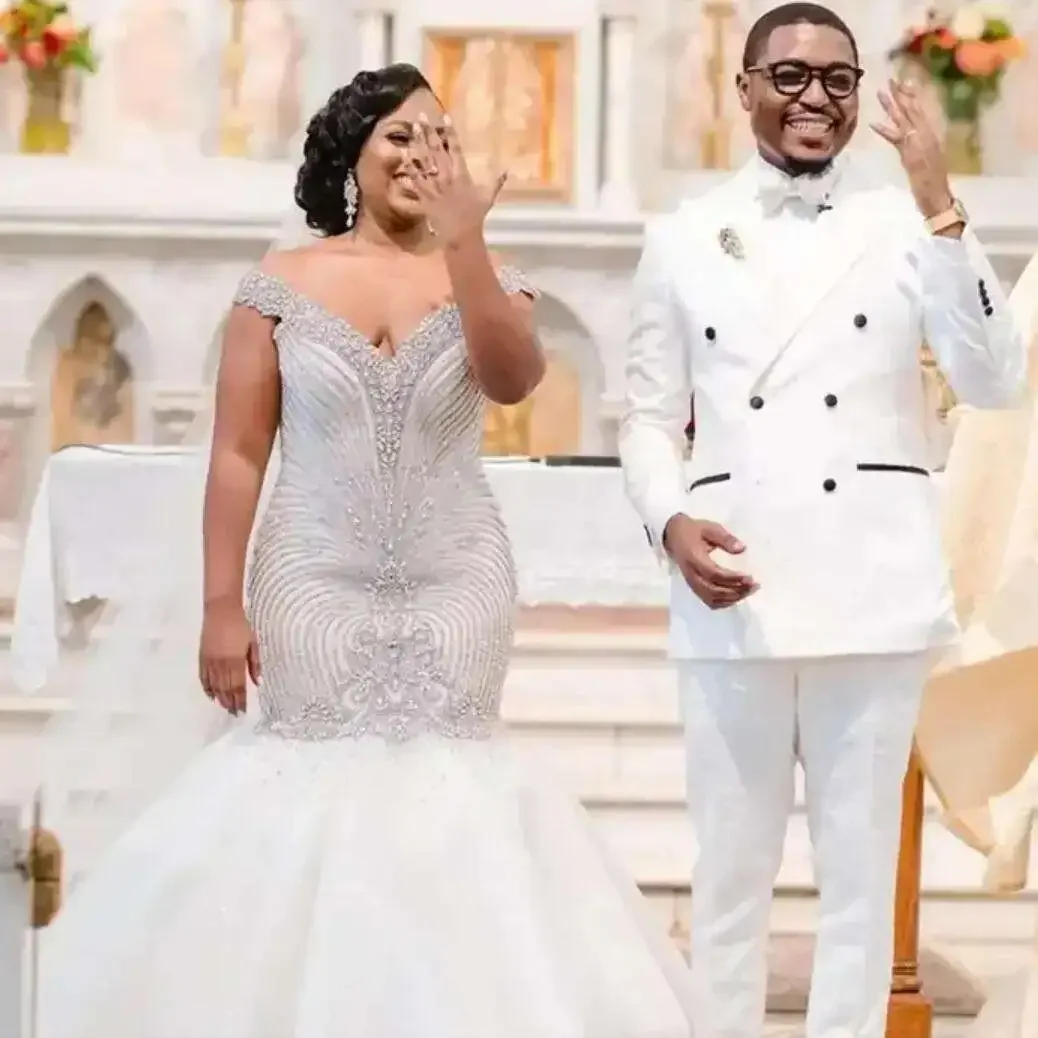 Vestido de novia de sirena de diseñador personalizado, vestido de novia con hombros descubiertos, cuentas de cristales, tul brillante, cola de pez de talla grande, 2025