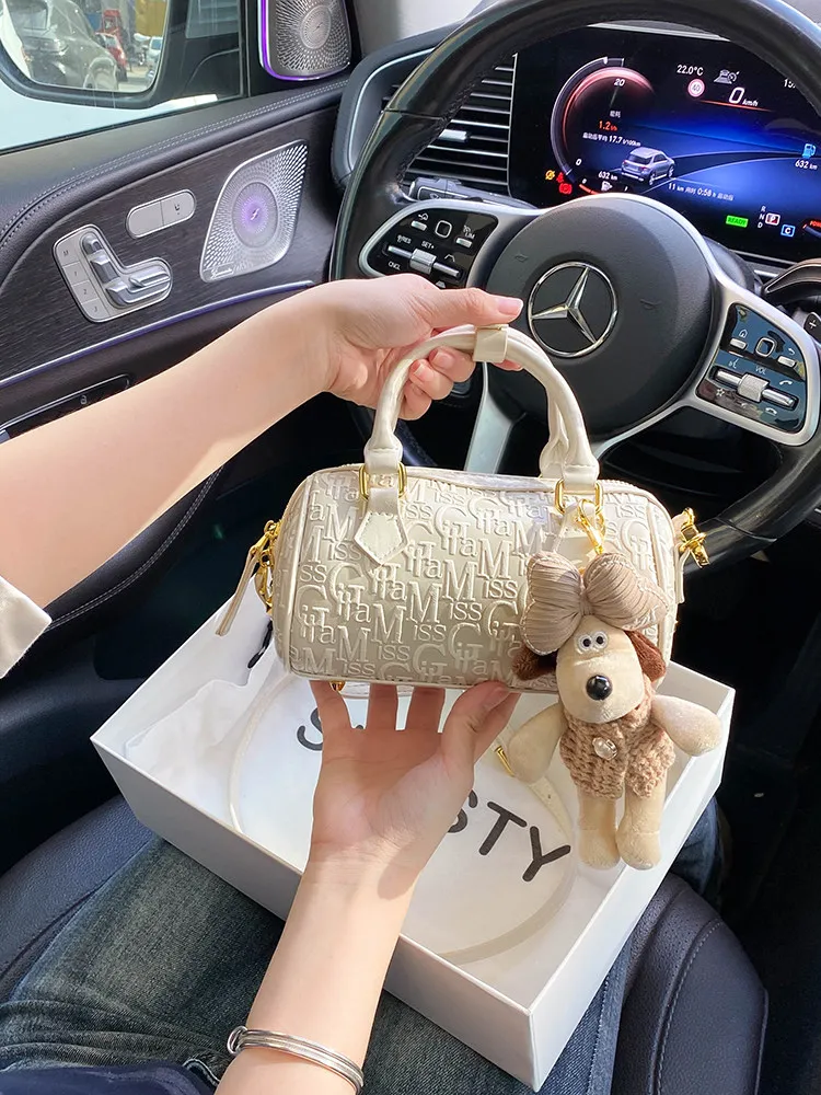 

Роскошная и модная сумка-бостон с изысканным тиснением букв и из высококачественной кожи, новая трендовая женская сумка-подушка 2026 года