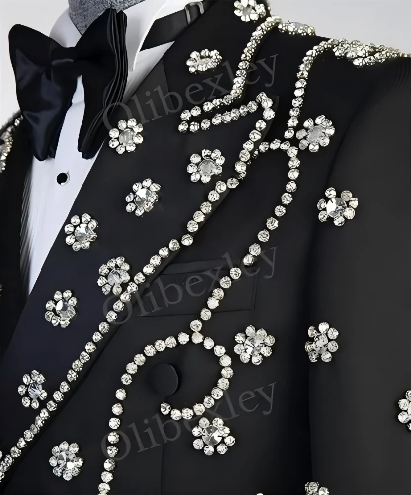 بدلة فاخرة بقصة ضيقة مكونة من قطعتين للرجال مع كريستالات مطرزة مصنوعة حسب الطلب عالية الجودة لحفلات الزفاف والعريس وحفلات العشاء