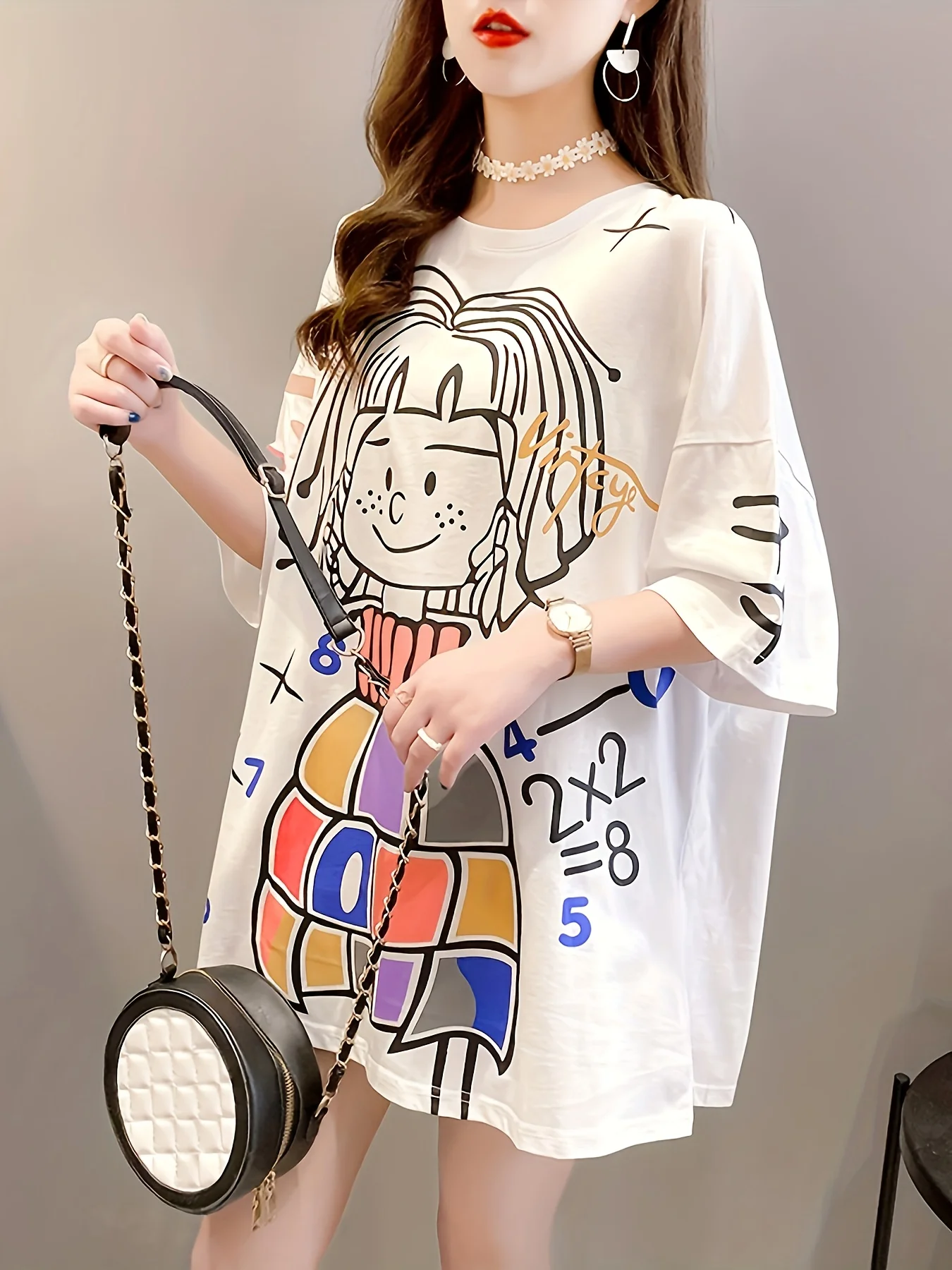 Duży rozmiar, luźny, modny i stylowy, wyszczuplający T-shirt damski z krótkim rękawem, z nadrukiem kreskówkowym, okrągłym dekoltem i średniej długości.