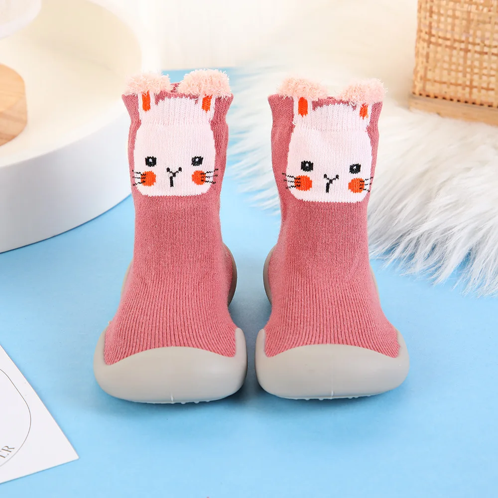 Meias de desenho animado Mid-Calf versão coreana para bebês, sapatos interiores para crianças, fundo macio, meias antiderrapantes, crianças pequenas e outono