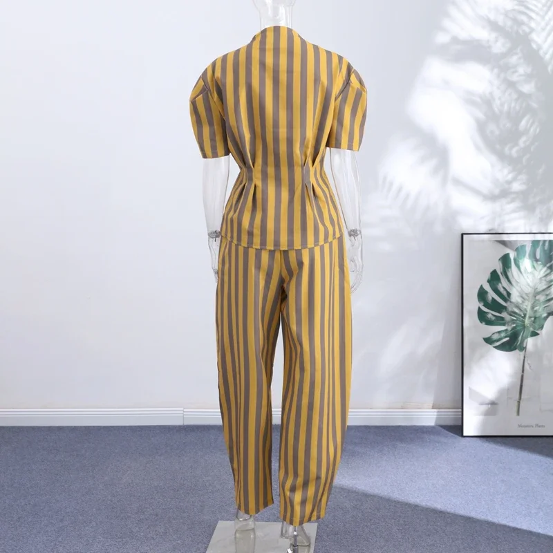 Lässiger gestreifter Hosenanzug für Damen: Locker sitzende Jacke mit V-Ausschnitt und langen Ärmeln, hochtaillierte gerade Hose – Sommer-Set 2026 für Damen – Detail 16