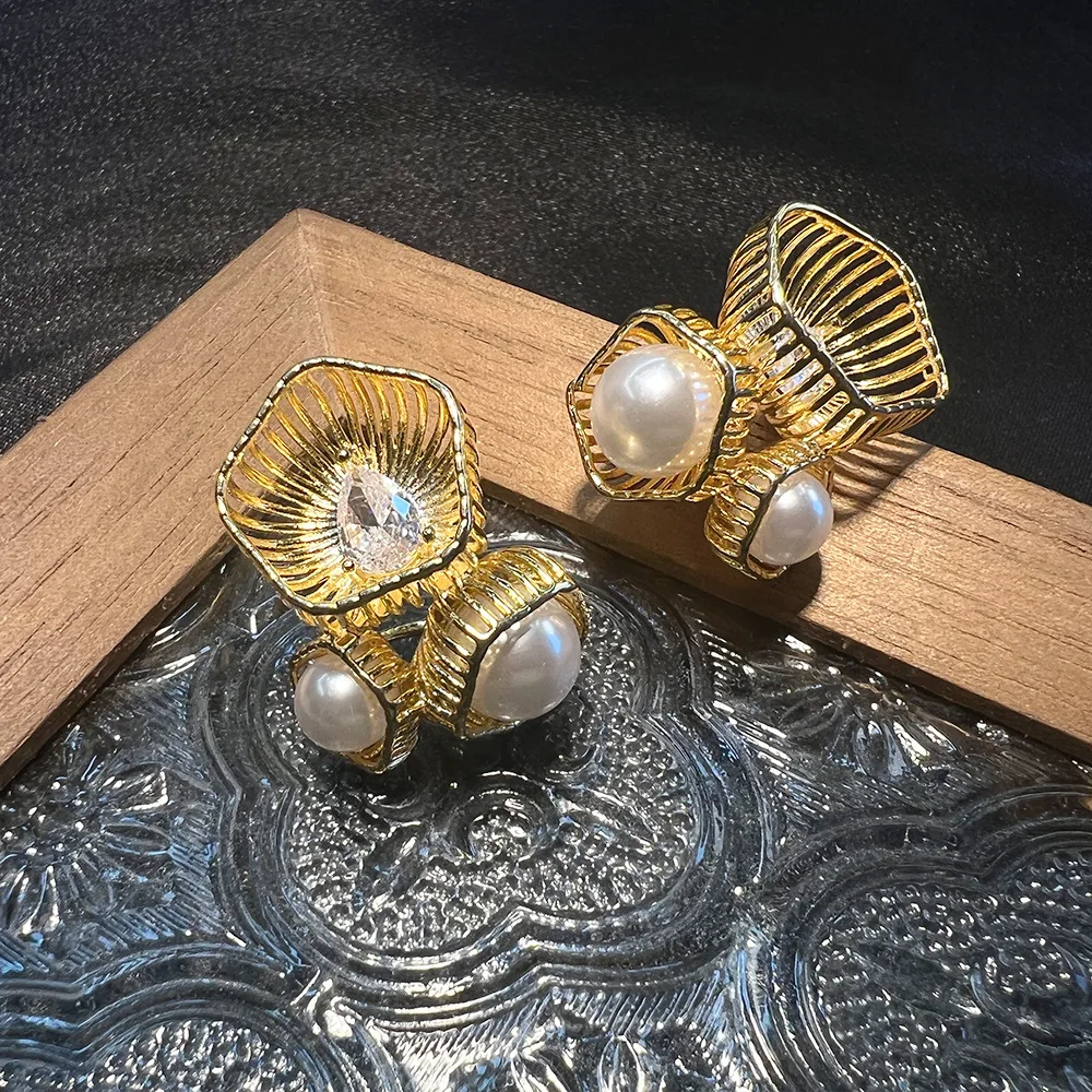 

DIY accessories Retro exquisite hollow three-dimensional bouquet earrings, advanced sense inlaid zircon pearl earrings, temperam