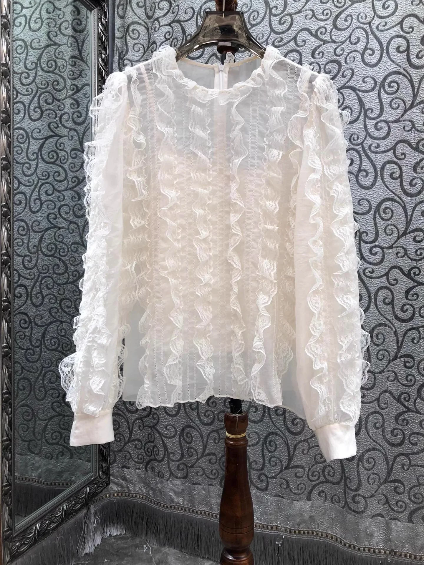 เสื้อเบลาส์คุณภาพสูง ดีไซน์ใหม่ ปี 2026 สไตล์ฤดูใบไม้ผลิ-ฤดูร้อน สำหรับผู้หญิง แต่งระบายลูกไม้ลายดอกไม้ ผ้าไหมผสมคอตตอน แขนยาว