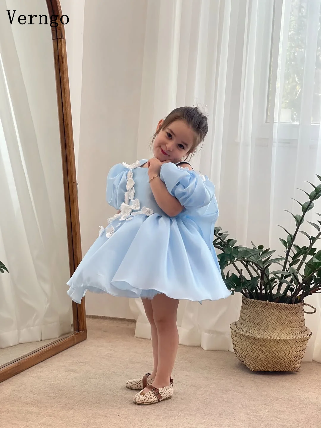 Verngo ブルーオーガンザアップリケガールフラワードレススクエアカラー半袖 A ライン誕生日パーティードレスカスタマイズ