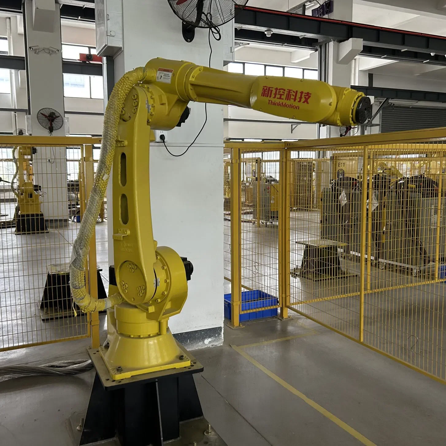 an Automatic Steel Welding Industrial with an Arm Length of 1721mm