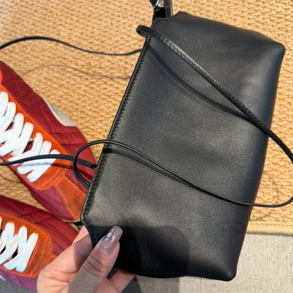 First-Layer Lambskin Large-Capacity Bag for Women 2026 New Style Relaxed Style Baguette Bag Retro Commuter Bag Soft Leather Shoulder Bag