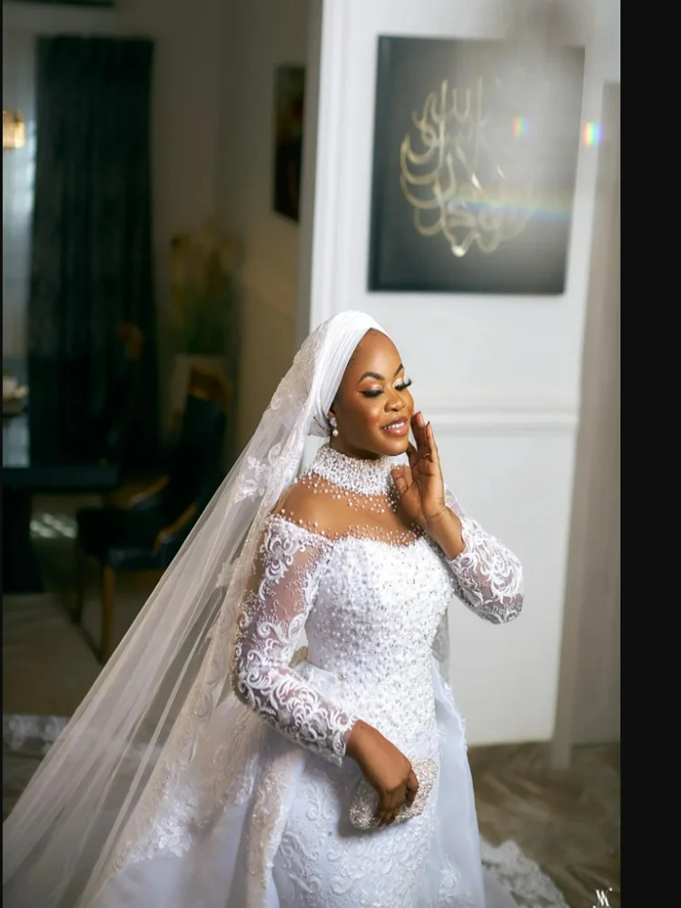 맞춤 제작된 반짝이는 아플리케 진주 인어 웨딩드레스, 탈부착 가능한 트레인이 있는 긴 소매 신부 드레스