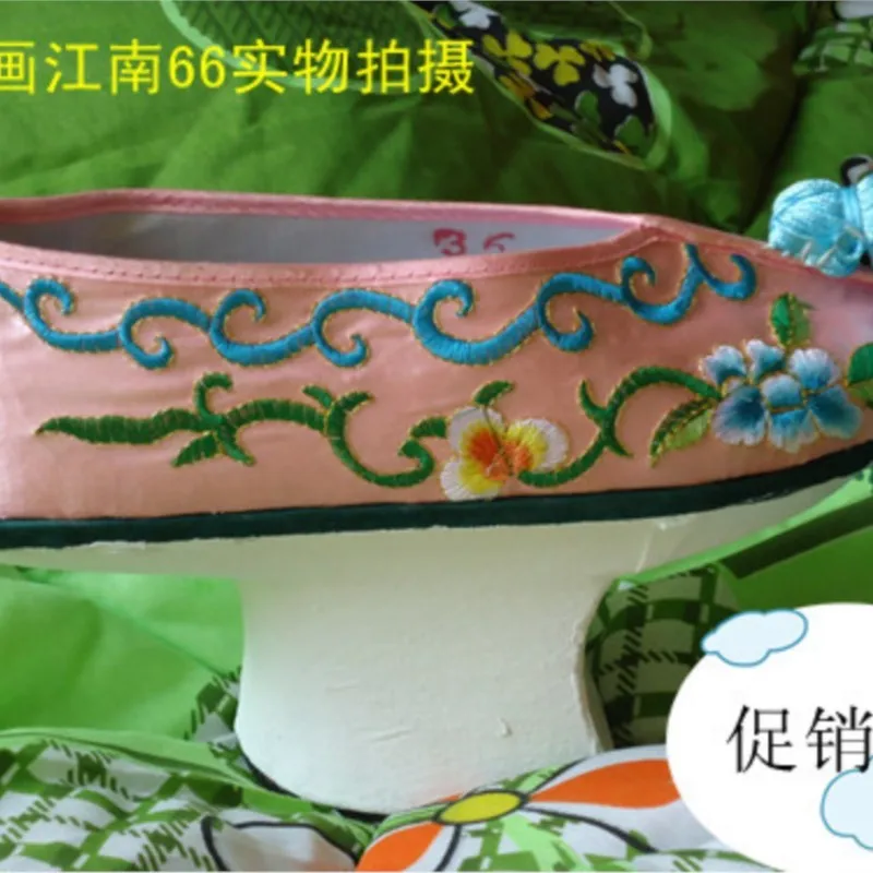 أحذية عالية الكعب بعلم وعاء الزهور زي قديم للنساء نمط سلالة تشينغ مطرزة من الأسفل