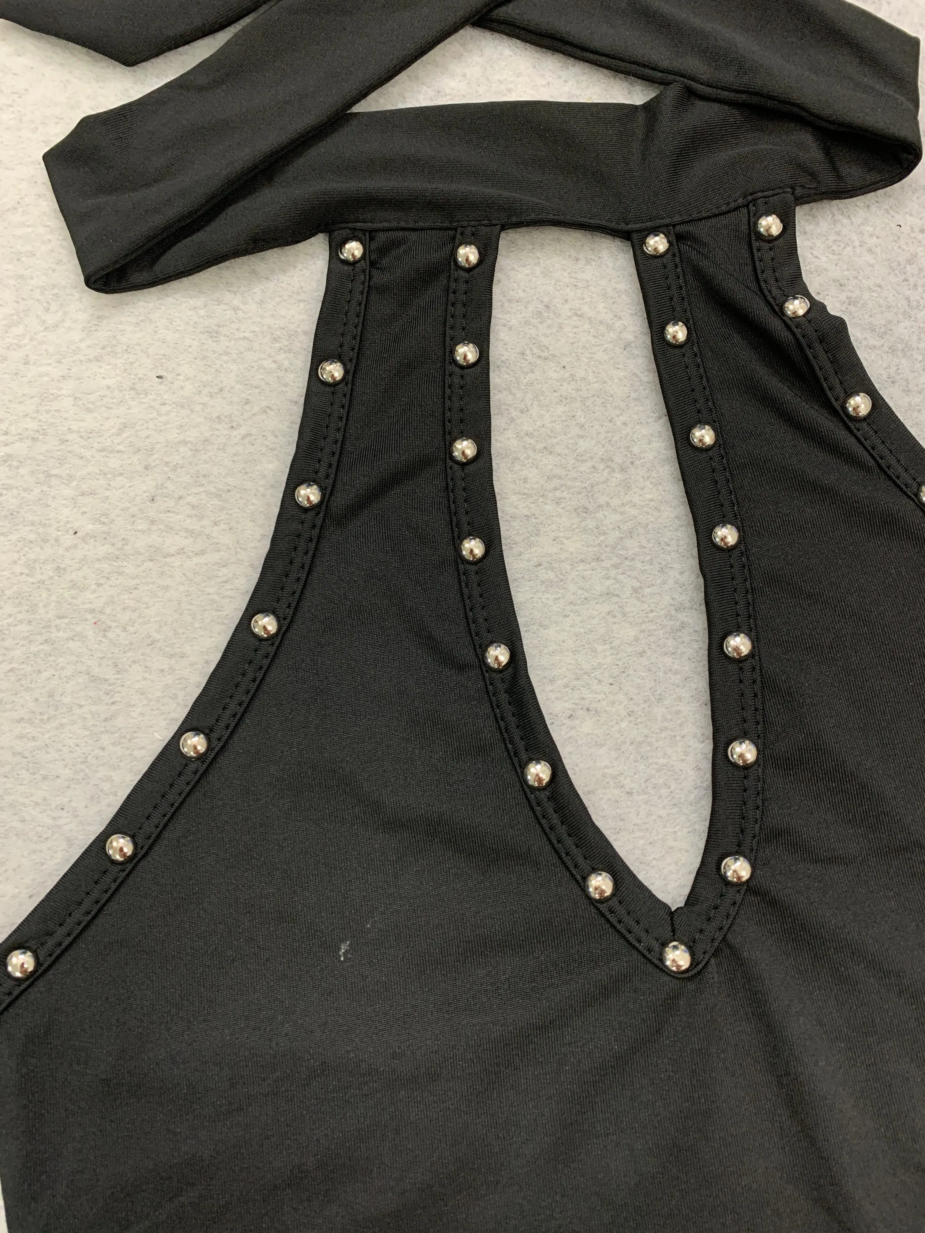 Subkultur-Punk-Stil, Nieten-Design, hängender Hals, rückenfreies, kurzes, hohles, ärmelloses, schmales, heißes Mädchen-Sling-Top. – Detail 5