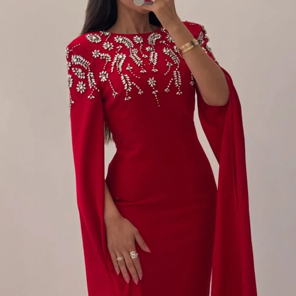 فساتين سهرة مستقيمة مخصصة بطول الشاي ورقبة دائرية وأكمام طويلة فستان حفلات موضة كريستال بفتحة جانبية بسيطة ثنيات للحفلات