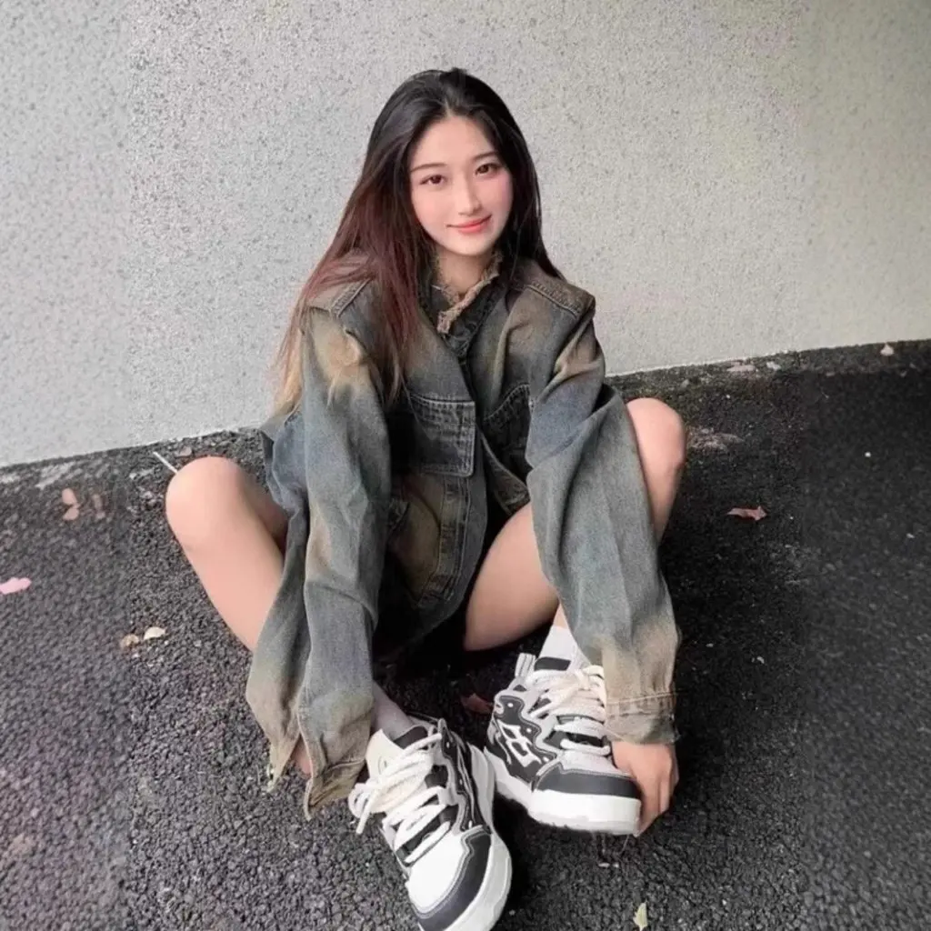 Jaket Denim Retro Amerika Wanita dengan Tepi Kasar, Atasan Kasual untuk Musim Semi dan Gugur, Desain Unik yang Serbaguna