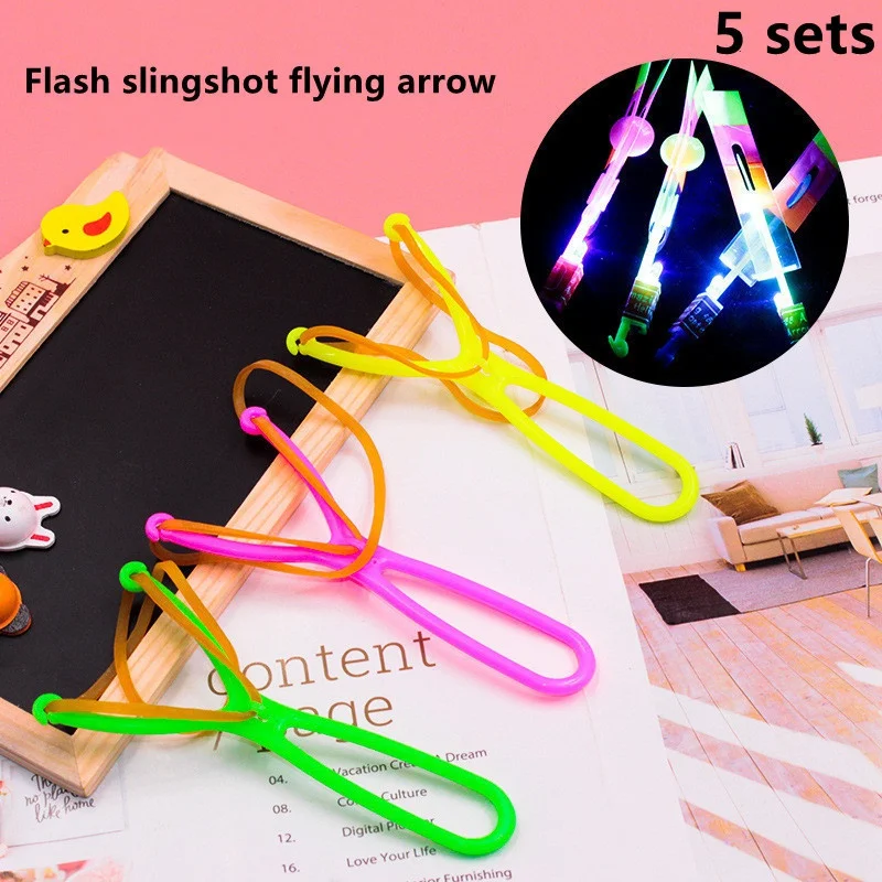 Luminoso Piscando LED Light Grande Slingshot Flying Arrow Outdoor Brilhante Foguete Flash Toy Girando Presente Catapulta De Fadas