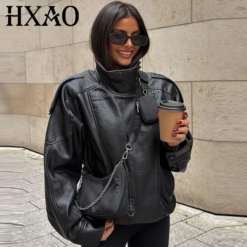 سترات نسائية HXAO سترة جلدية صناعية سوداء للنساء 2025 ملابس خارجية غير متماثلة بأكمام طويلة جديدة في المعاطف والسترات سترة لسائقي الدراجات النارية