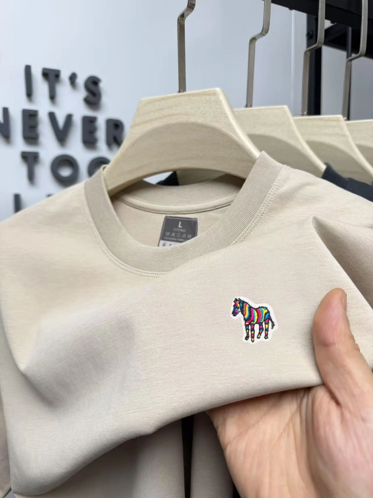 Herren Sommer-T-Shirt mit Rundhalsausschnitt und Kurzen Ärmeln, Einfarbig mit Neuester Farbenfroher Pferde-Stickerei, Komfortabel und Atmungsaktiv für Alltag und Freizeit