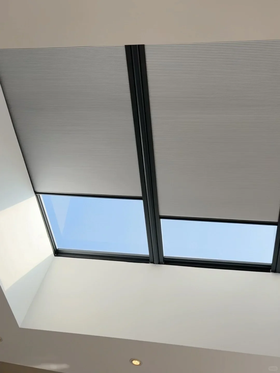 Manufacturer Modern Customized Size Cellular  Window Blackout Smart Motorized Cordless Skylight Honeycomb Blinds