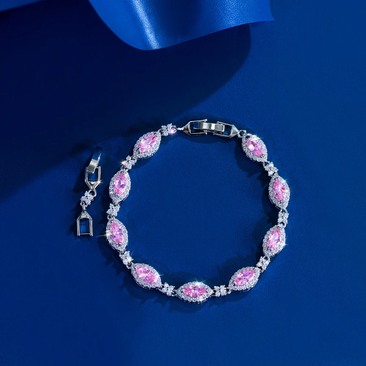 CWWZircons Exquisite, trendige, weiße CZ-Mikro-Pavé-Tennisarmbänder in ovaler Form für Damen, Hochzeit, Verlobung, Schmuckgeschenk S0279 – Detail 7