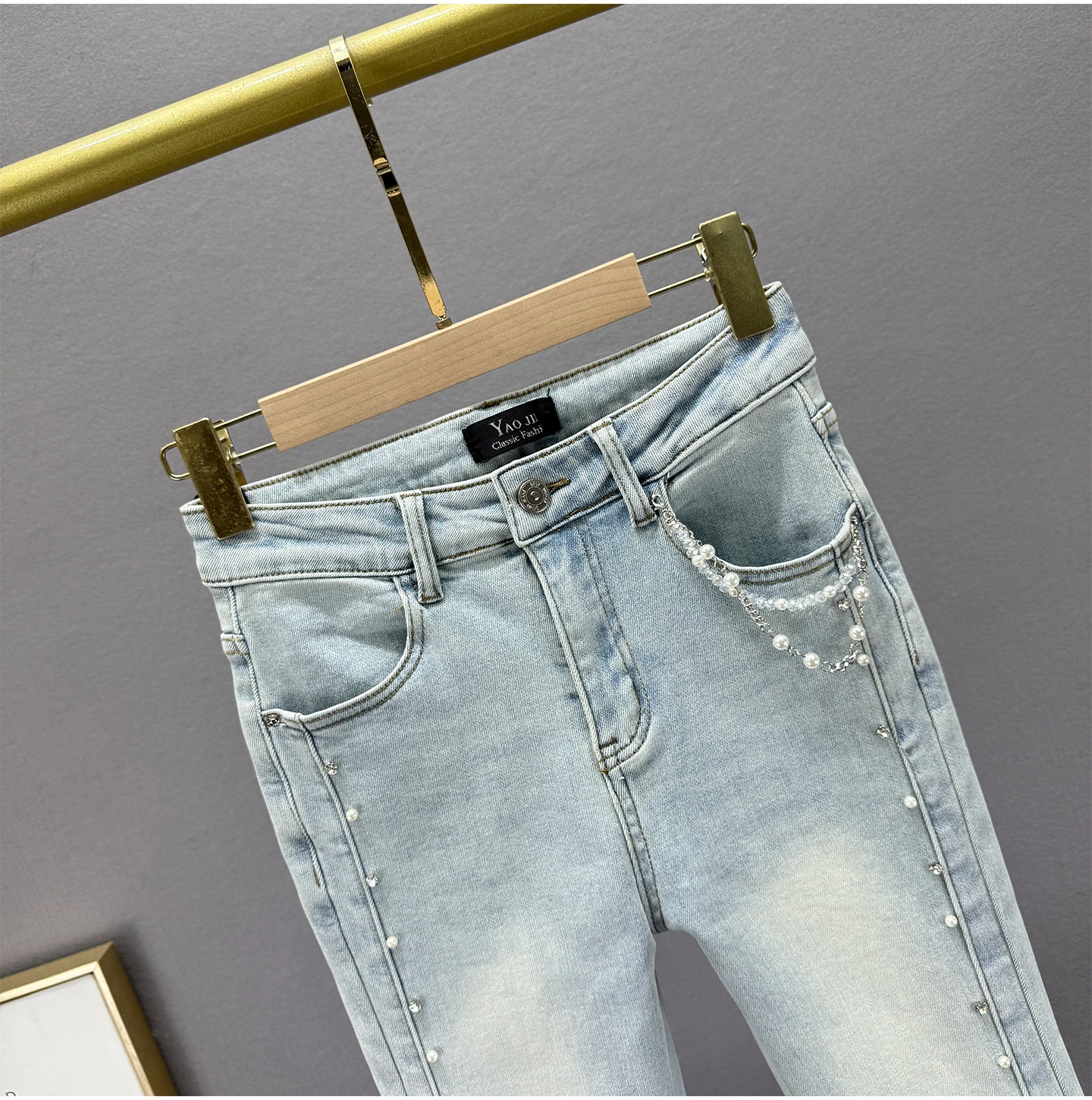 جينز متوهج من قماش الدنيم المصقول للنساء لخريف وشتاء 2025 سروال طويل جديد عالي الخصر بقصة ضيقة على الطراز الأوروبي مطرز بحجر الراين