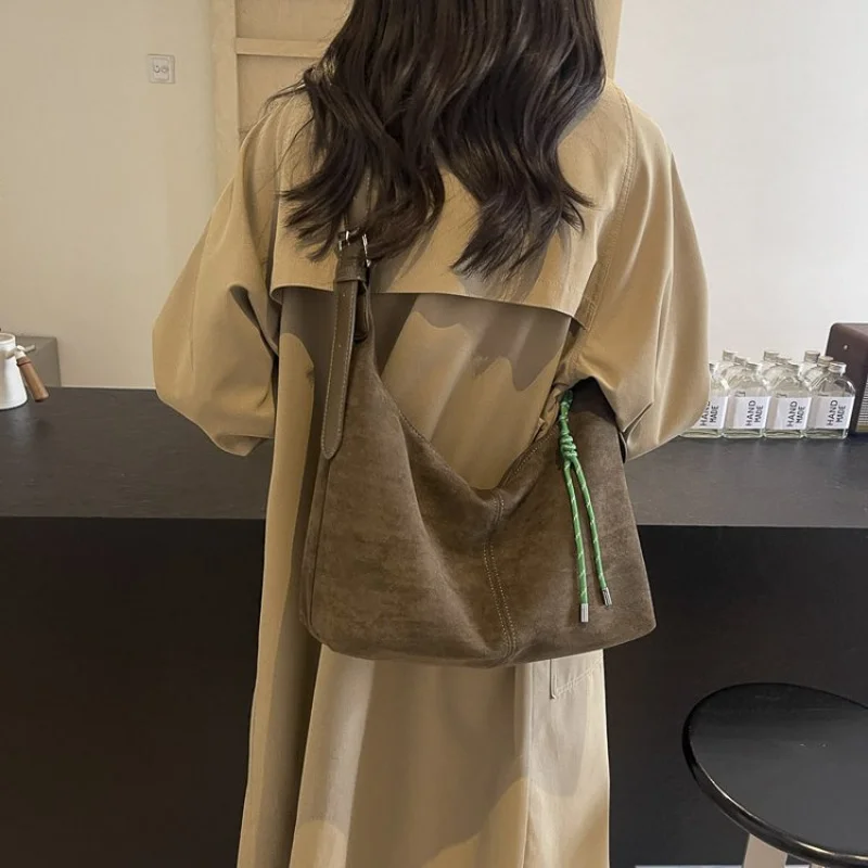 

Spacious Leather Carryall Tote For Ladies With Open Top And Dual Handles For Effortless Casual Style