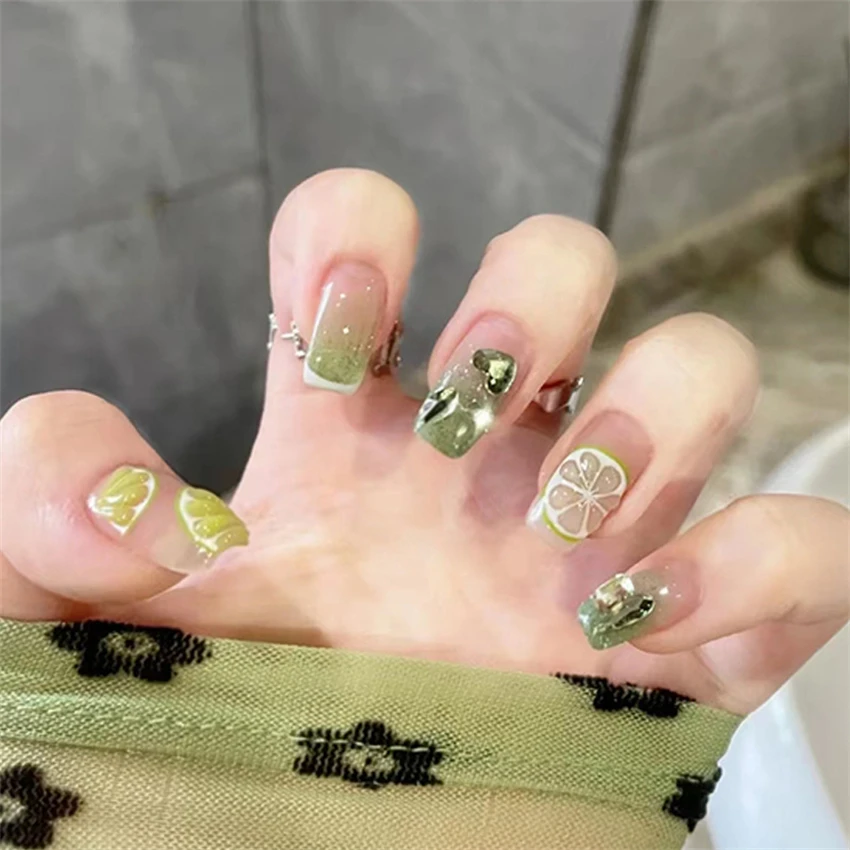 24Pcs/Set Love Green Diamonds Press on Nails Art Three-dimensional Relief Design Wearing False Nails Removable French Fake Nails