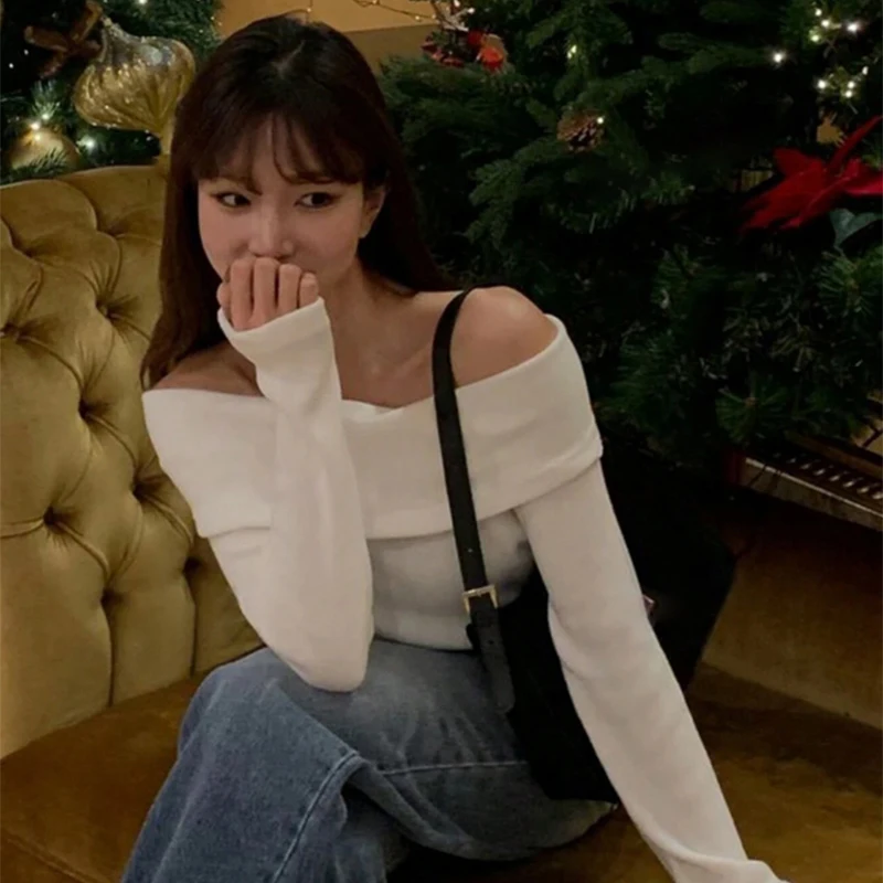 تي شيرت نسائي جديد لخريف وشتاء 2024 بلون نقي عاري الكتفين وأكمام طويلة ، فتاة عصرية ومثيرة #4