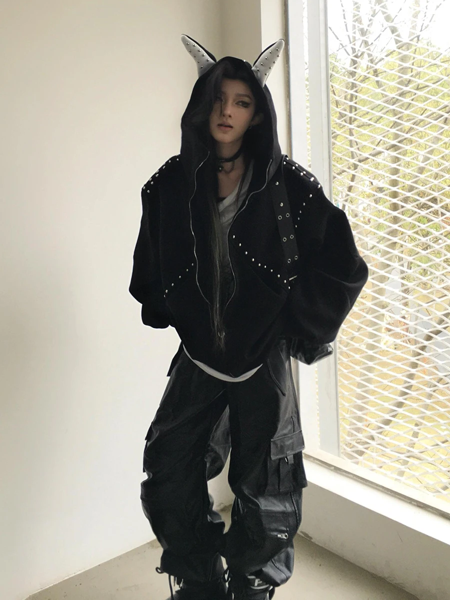 ReddaChic Modna damska bluza z kapturem na zamek z rogami, kieszeniami, zdobiona ćwiekami w stylu hiphop, oversize, casualowa, nowa kolekcja jesień, streetwear