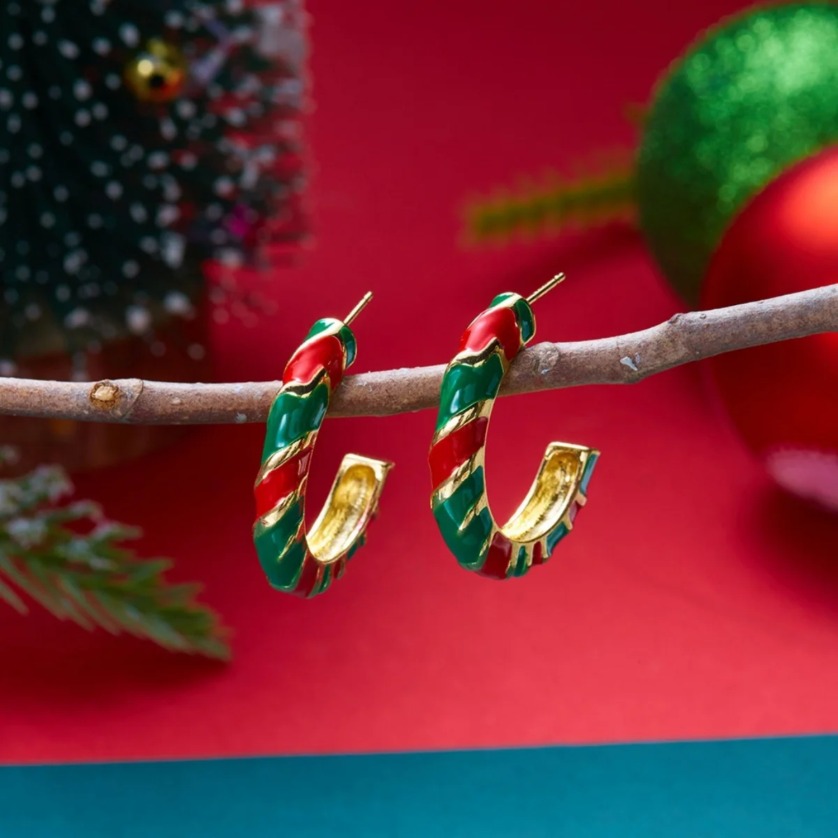 Weihnachtliche Emaille-Ohrringe mit Weihnachtsmann, älterer Dame, asymmetrischem Design, für Damen, mit Motiven von Rentier, Schneeflocke, Lebkuchenmann und Süßigkeiten, Schmuck. – Detail 26