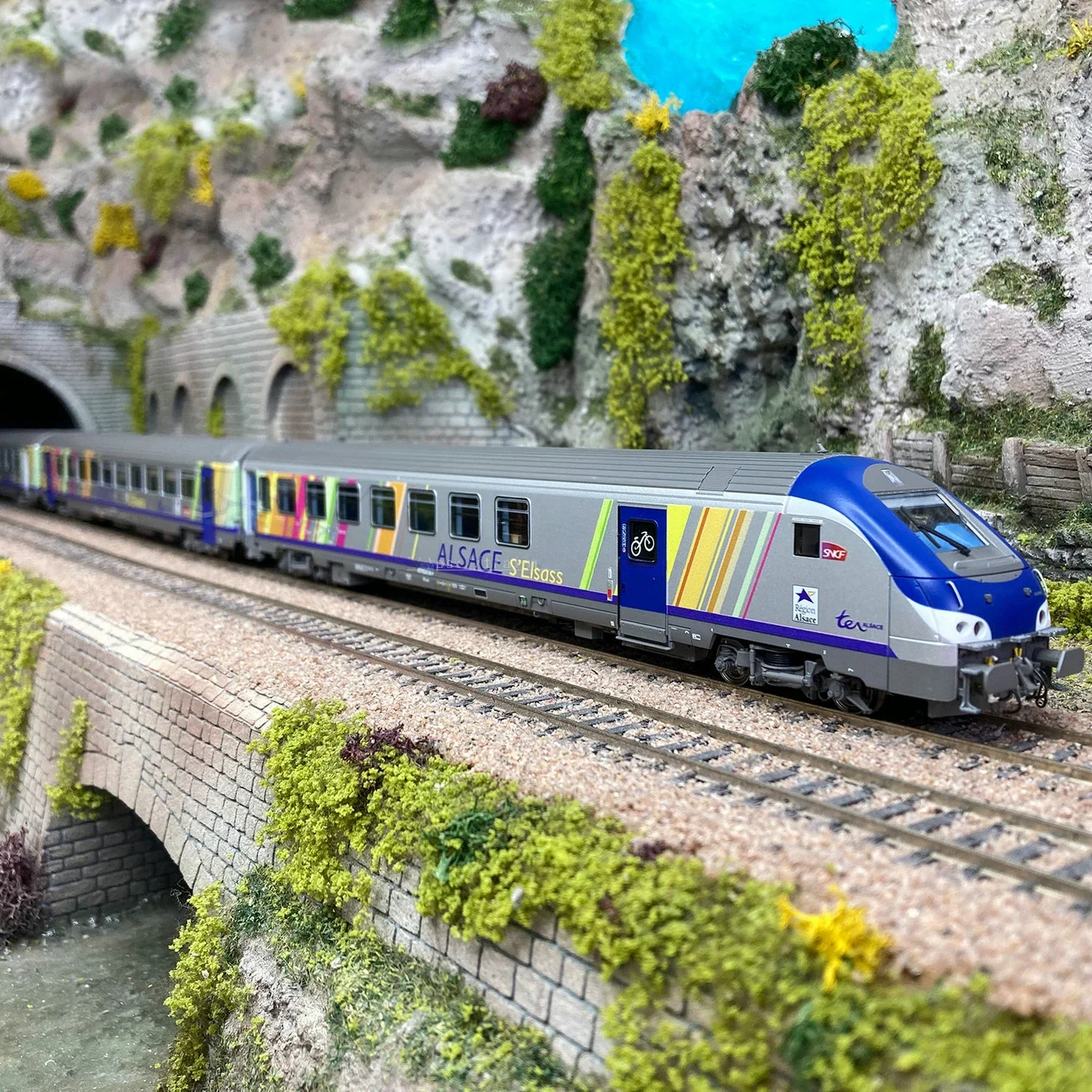 Train Model LS MODEL HO Type LSM Intercity Train Three Sections DC Version 41231 Rainbow 1/87 Train Model Toy