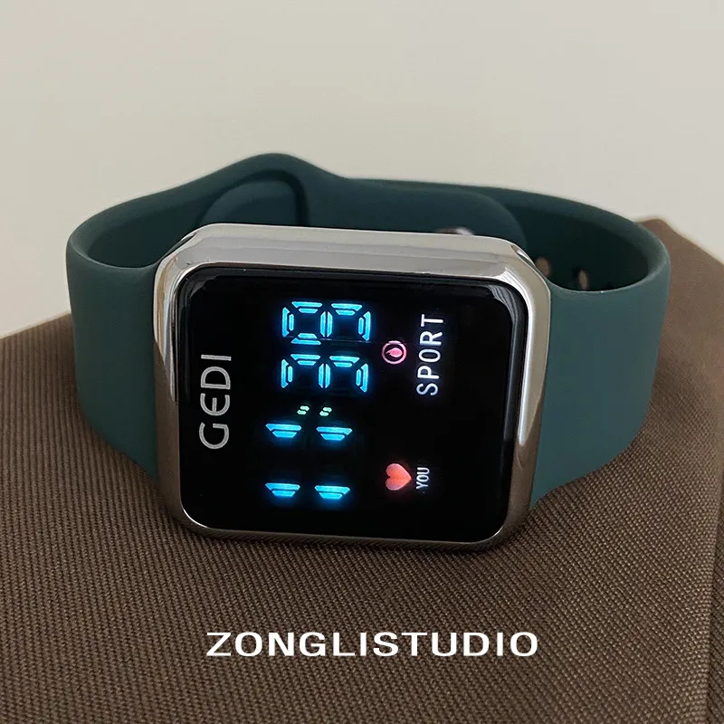 New Model Watch: Sporty And Casual, Suitable For Students, Features A Breathable Silicone Strap And A Reverse Buckle Closure.