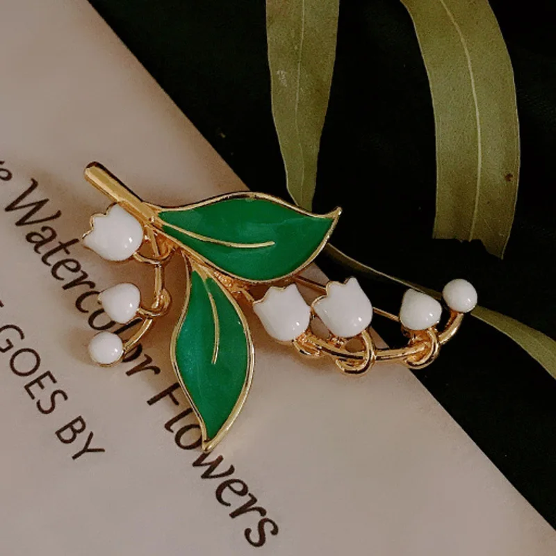 Maiglöckchen Grünpflanzen-Brosche Exquisite Blumen-Anstecknadel für Damenkleidung Seidenschal Elegantes Party-Accessoire