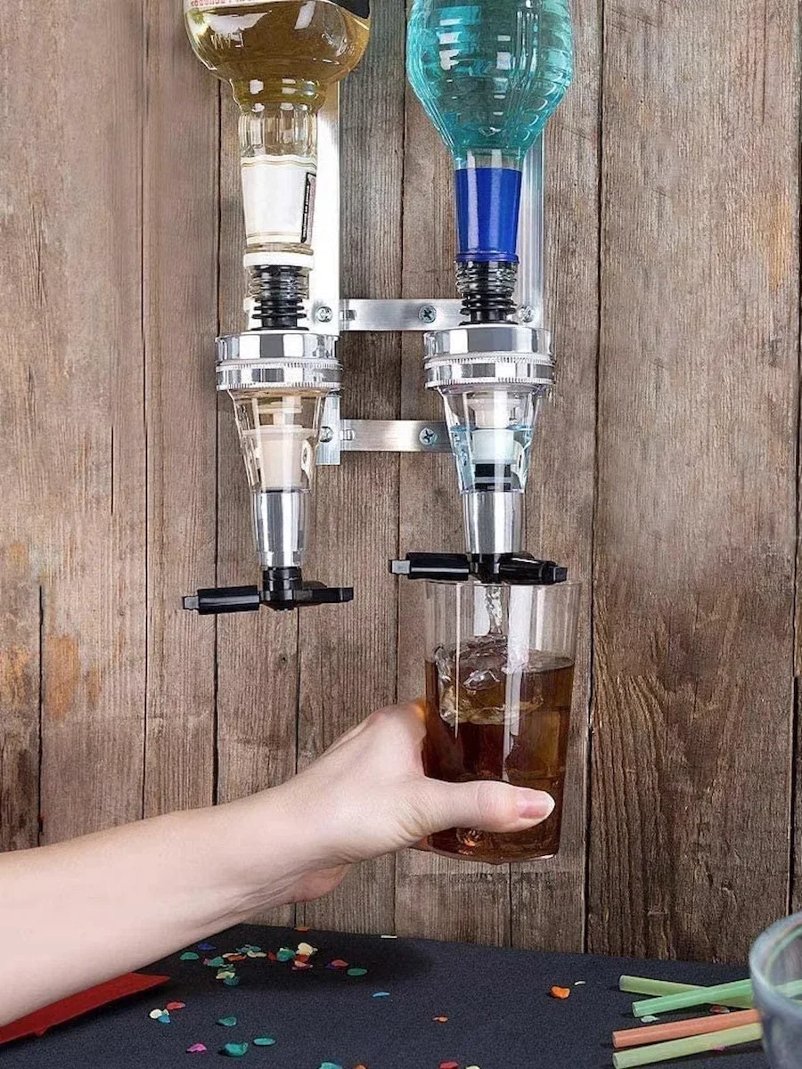 เครื่องจ่ายไวน์ต่างประเทศแบบติดผนังแท่นวางไวน์สำหรับใช้ในครัวเรือนอุปกรณ์สำหรับเทไวน์