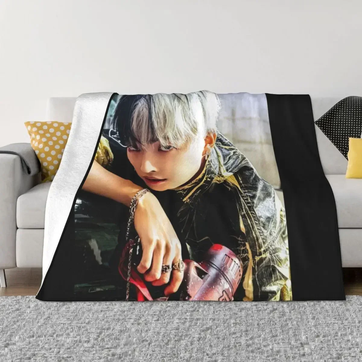 

Hongjoong - Ateez Throw Blanket Sofas Stuffeds Thermal Blankets